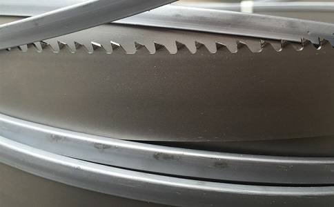 塔城为何在切割硬度高的钛合金材料时需要将带锯条切削液的浓度加高？