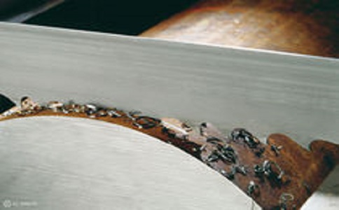 塔城带锯床线速度设定过高，为什么会导致带锯条齿尖发热加速锯条的磨损？